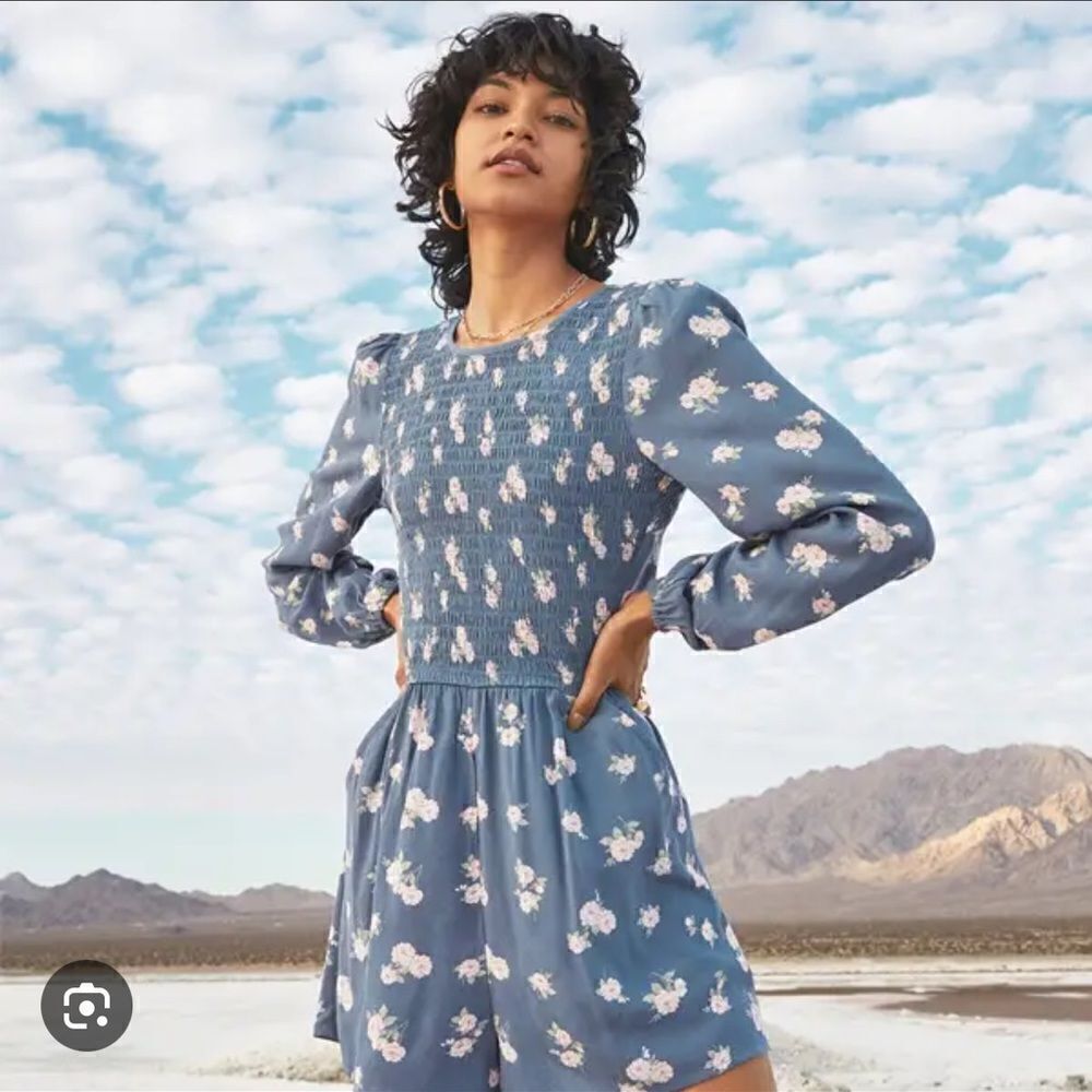 NWT American Eagle Long Sleeves Floral Smocked Romper in blue